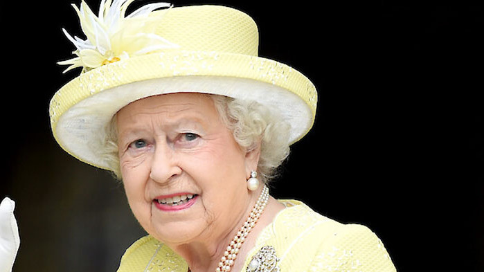 Снимката на кралица Елизабет II, седнала сама на погребението на